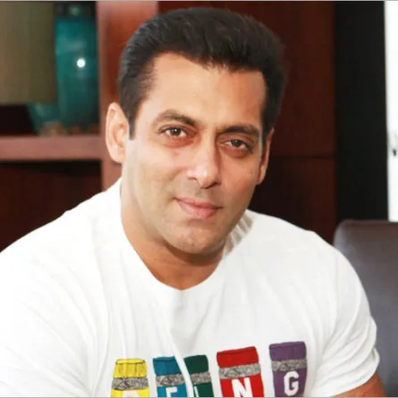 سلمان خان يتفقد والده في المستشفى