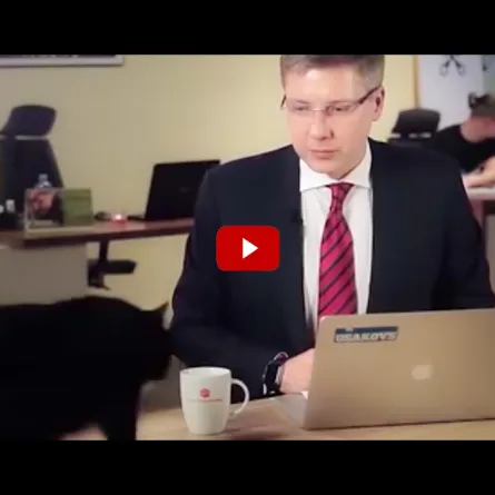 بالفيديو.. قطة "عطشانة" تقتحم بثاً مباشراً لعمدة ريغا