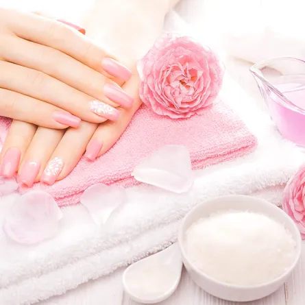 ملح البحر... وصفة طبيعيَّة لأظافرك المتعبة