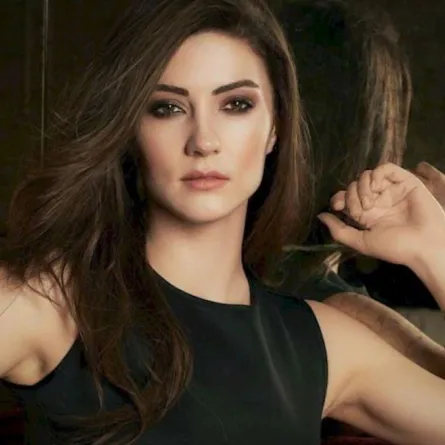 نجمة "بنات الشمس" بورجو أوزببرك بـ10 إطلالات مميّزة