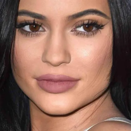 بالفيديو: كايلي جينر ترافق مراهقاً إلى حفل تخرّجه وتصدم الجميع