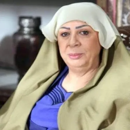 غادة بشور تعلّم الأطفال القراءة والكتابة