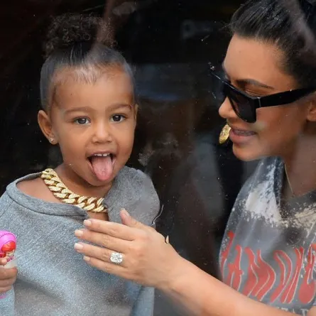 بالصور: لن تصدّقوا سعر حقيبة ابنة كيم كارداشيان