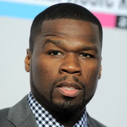 بالفيديو: 50 سنت يضرب معجبة خلال الحفل