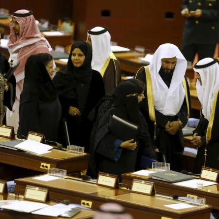 لطيفة أبونيان أول سعودية «مستشارة لوزير العمل»