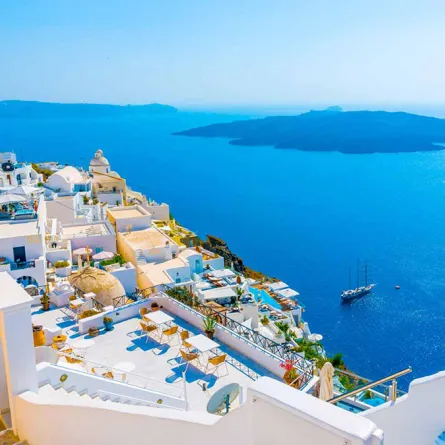 سانتوريني ضمن أجمل الجزر لشهر عسلك