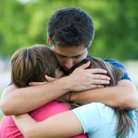 دراسة: العناق جسر بين صحة البدن وهناء الروح