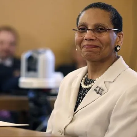 أول قاضية مسلمة في تاريخ أمريكا.. جثة هامدة