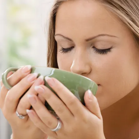 بحث علمي مذهل: الشاي يحمي النساء من الزهايمر!