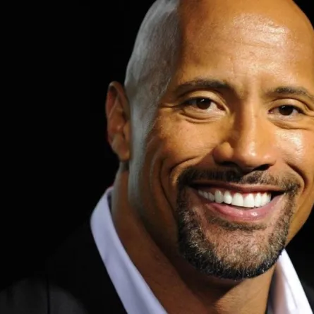 دواين جونسون يقود قارب سائحين في ديزني.. ما السبب؟