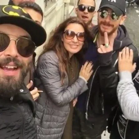 بالفيديو: سعد المجرد يظهر للمرة الأولى في شوارع باريس وهؤلاء رفاقه