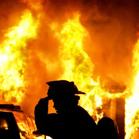 طفل يحرق منزل أسرته بـ"الكبريت"