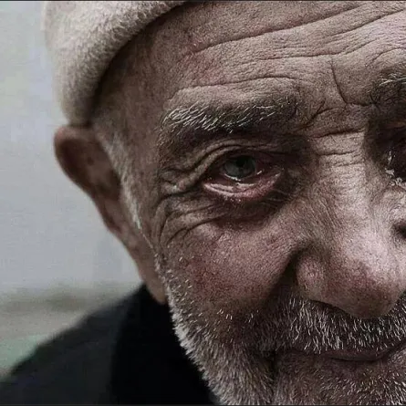 بالفيديو.. شاب يضرب مسنَّين في الرياض