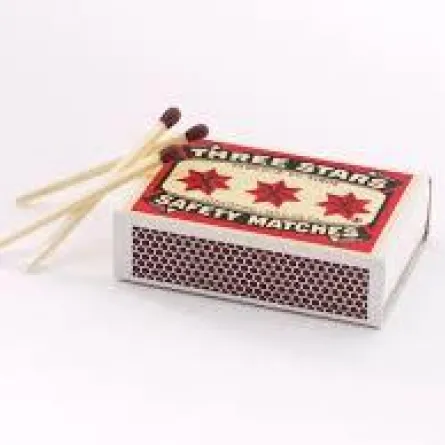 طفل يحرق منزل أسرته بـ«الكبريت»