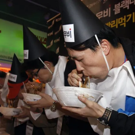 العزَّاب يحتفلون بـ"اليوم الأسود"