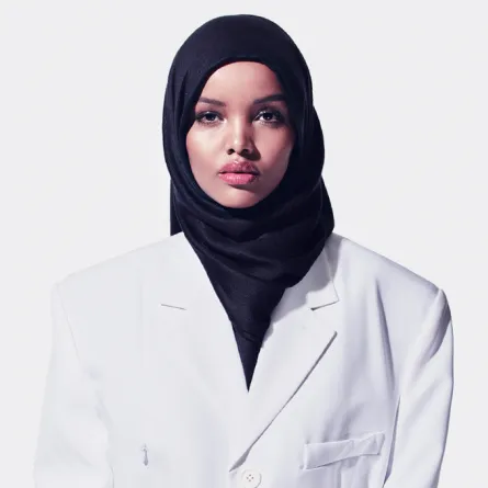 حليمة عدن أول عارضة أزياء سمراء.. تتألق بالحجاب