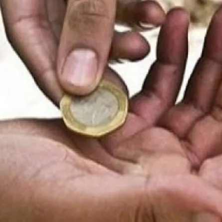 موظف حكومي مصري يجبر عائلته على التسوّل!!