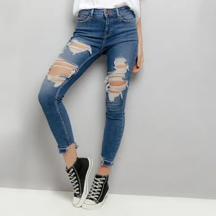 في مصر.. صيحات بنطلونات الفتيات الجديدة تثير ضجة واسعة