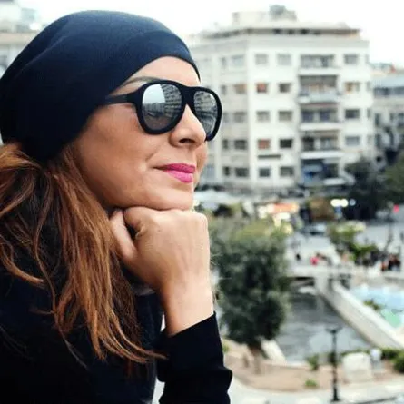 كيف تحول شعر شكران مرتجى إلى اللون الأبيض؟