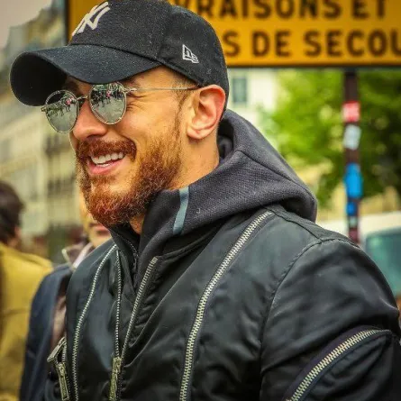 بالفيديو: محامي سعد المجرد يطارد معجباته داخل قصر العدالة الفرنسي