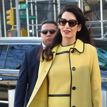 "أمل كلوني" تلهمك إطلالات الحمل الأنيقة والملكية