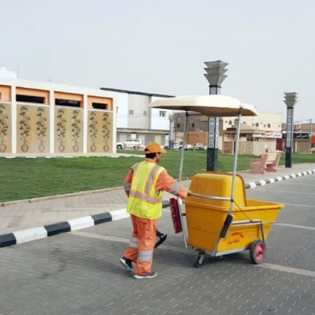 مظلَّات مبتكرة لحماية عمَّال النَّظافة من الشَّمس