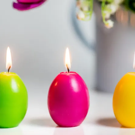 بيضة لصنع شمعة ملوّنة للتزيين