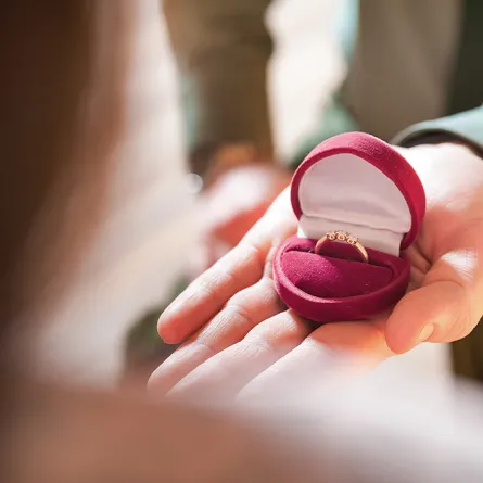 هل أواجهه بخيانته أم أصمت ونتزوج؟