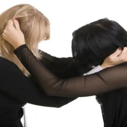 بالفيديو.. مشاجرة عنيفة بين الزوجة والعشيقة!