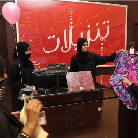 قصر العمل في المجمَّعات التجاريَّة على المواطنين