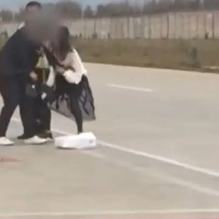 مشاجرة عنيفة بين زوجين على مهبط للطائرات.. "لكمات وركل بالأقدام"