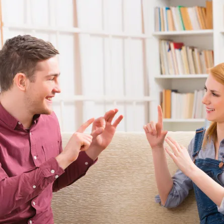 حركات أصابع اليد تتحول للغة عالمية