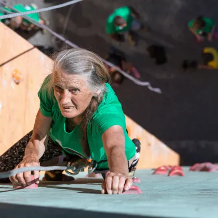 بالفيديو.. عجوز في السبعين تؤدي تمارين رياضية قاسية