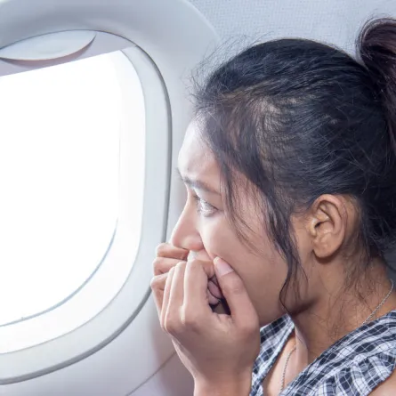 بالفيديو: هلع على متن طائرة بعد اشتعال المحرك