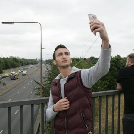 دراسة: اليد اليسرى مثاليّة للسيلفي