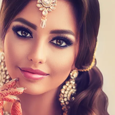 طريقة رسم الحواجب بالحناء للسعوديات