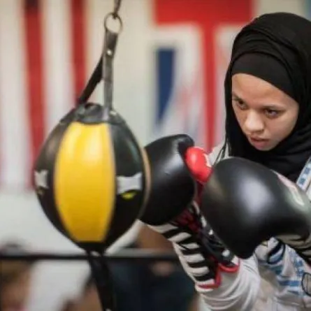 أمية ظافر.. أوّل ملاكمة مسلمة أمريكية ترتدي الحجاب