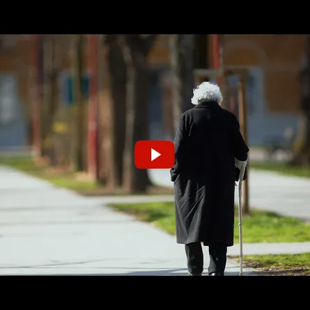 بالفيديو.. لماذا جذبت مسنة تعاطف الناس في الشارع؟