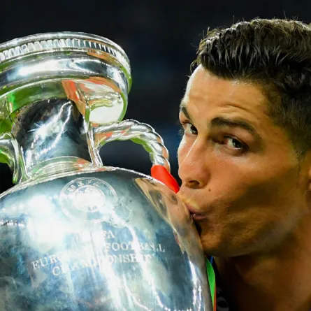 الأسطورة رونالدو يتخطى حاجز الـ100 هدف