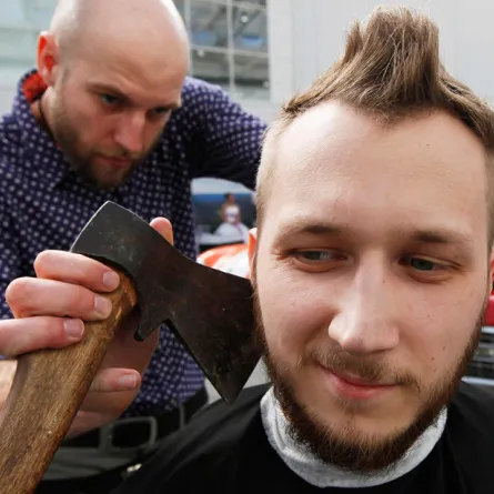 حلاق روسي يقصُّ شعر زبوناته بـ "الفأس"!