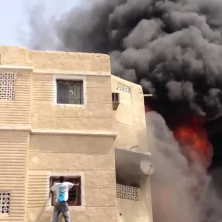 حريق يجبر زوجين على إلقاء طفلهما من النافذة