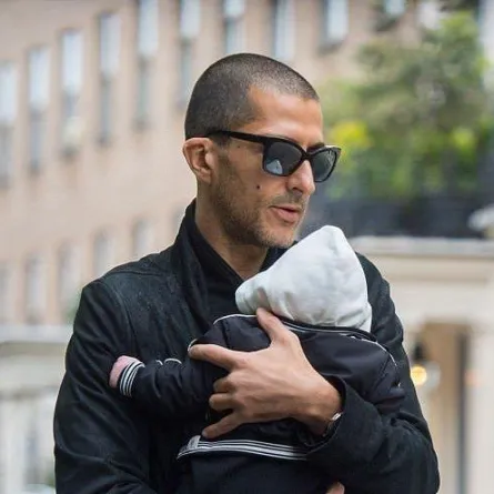 بالصور.. وسام المانع في لقطات "أبويّة حنونة" مع طفله في شوارع لندن