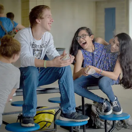 محنة توأمين ملتصقتين تقرران العيش معاً والموت معاً