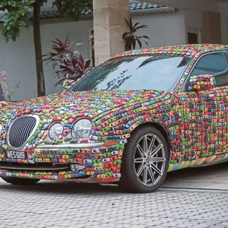 بالصور: 4000 لعبة تغطي سيارة "جاكوار"!