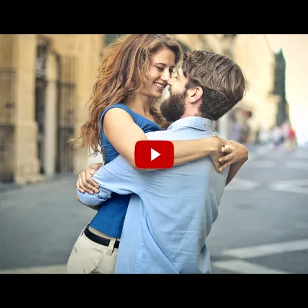 بالفيديو.. «قبلة» بين زوجين على الطريق تنتهي بمأساة مؤلمة