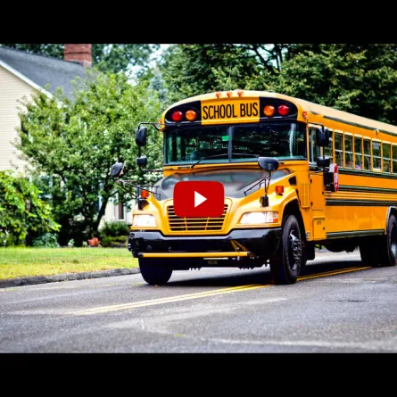 بالفيديو.. لحظات مروعة لسقوط طفلة من حافلة مدرسة