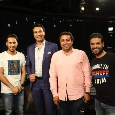 ادريس رحبي يتألق مع الإعلامي أسامة يوسف بين الغناء الخليجي والهندي واللهجة المصرية