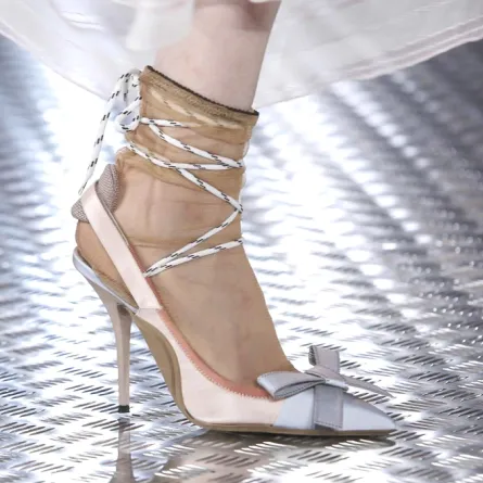 زيّني إطلالتك بأحذية الساتان في مناسبات ربيع وصيف 2017