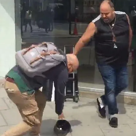 بالفيديو.. أغرب وسيلة للتسول تجذب السائحين في شارع أكسفورد