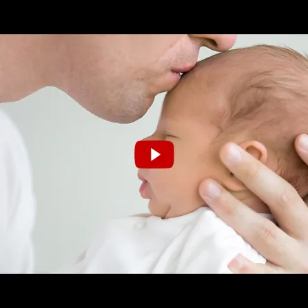 بالفيديو: أب يبتكر طريقة غريبة لإيقاف بكاء طفلته الرضيعة